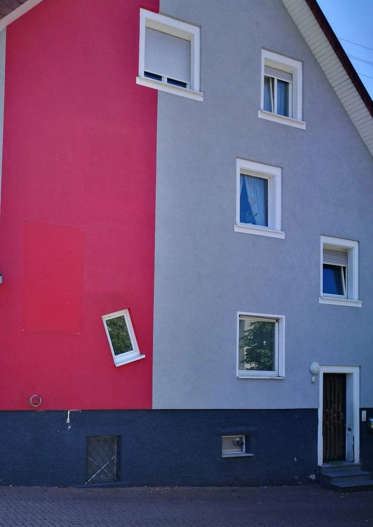 Haus mit schiefem Fenster in Limbach